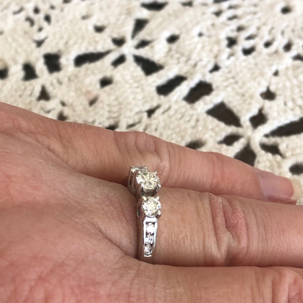 Engagement ring - Picture 3 of 3